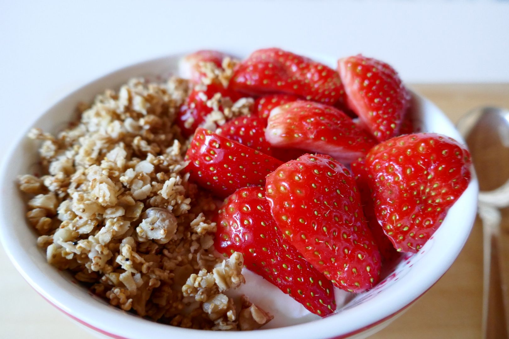 Frowinias Küche | Quark mit Erdbeeren und Crunch